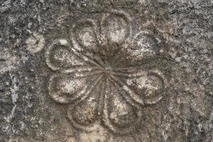 fragmento do decoração em a ruínas do uma grego têmpora com uma lindo mármore escultura, a história e herança do antigo civilizações dentro a egeu região do peru, período de férias viagem foto