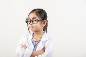 Ásia pequeno menina jogando médico isolado em branco foto