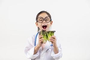 Ásia pequeno menina jogando médico isolado em branco foto