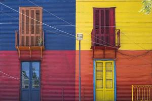 fachada colorida de caminito em la boca, buenos aires, argentina foto