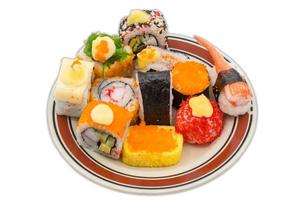 grupo do japonês Sushi Comida isolado em branco fundo. Sushi é uma japonês prato apresentando especialmente preparado arroz e geralmente alguns tipo do peixe ou frutos do mar, frequentemente cru, mas as vezes cozinhou. foto