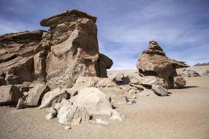 formações rochosas do deserto de Dalí na Bolívia foto