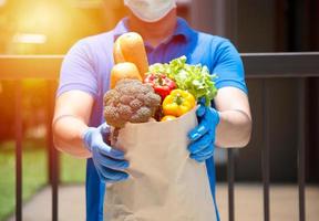 prestadores de serviços de alimentação usando máscaras e luvas. ficar em casa reduz a propagação do vírus covid-19 foto