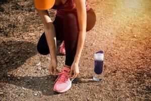 jovem em forma mulher preparando-se para correr no parque foto