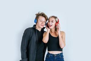 jovem casal feliz em fones de ouvido ouvindo música no estúdio foto
