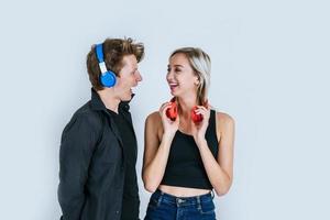 jovem casal feliz em fones de ouvido ouvindo música no estúdio foto