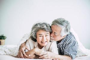 casal sênior feliz rindo no quarto foto