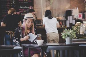 Mulher de negócios feliz lendo um livro enquanto relaxa no café