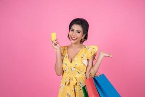 mulher elegante com sacolas de compras e cartão de crédito foto