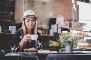 retrato de uma jovem mulher de negócios tomando café foto