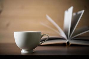 livros com café em fundo de madeira foto