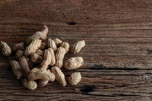 amendoim em um fundo de madeira foto