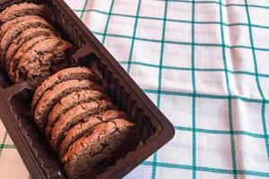 biscoitos de chocolate no fundo de pano foto