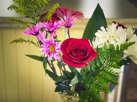 um buquê de flores coloridas em uma sala foto