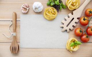 maquete do menu com ingredientes italianos foto