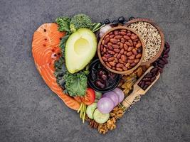 alimentos saudáveis em forma de coração foto