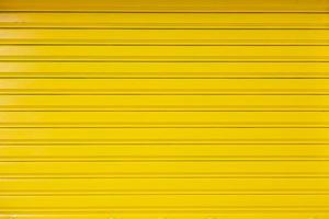 a fundo do a metal parede é pintado amarelo para usar Como uma fazer compras parede e decorado com brilhante amarelo para faço a espaço Veja brilhante e pode Além disso estar usava Como a área para texto espaço para anúncio.