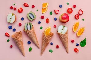 frutas coloridas e cones de waffle foto