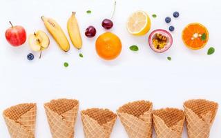 frutas frescas e cones de waffle em branco foto