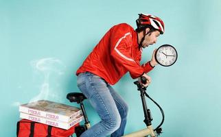 entregador corre velozes com elétrico bicicleta para entregar pizza e evitar demora foto