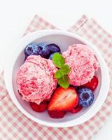 vista superior de sorvete de framboesa com frutas vermelhas foto