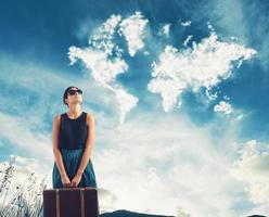 menina com mala de viagem dentro dela mão imagina viajando por aí a mundo foto