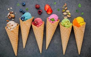 sorvete colorido com sabor de frutas foto