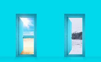 escolha entre dois portas conduzindo para a verão ou inverno temporadas foto