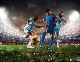 fechar acima do uma futebol açao cena com competindo futebol jogadoras às a estádio foto