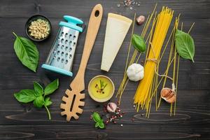 vista superior de ingredientes de espaguete frescos foto