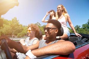 jovem amigos pronto para viagem de a carro foto