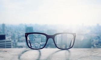 óculos este corrigir visão a partir de borrado para afiado foto