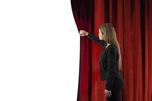mulher aberto vermelho cortinas do a teatro estágio. em branco espaço para seu texto foto
