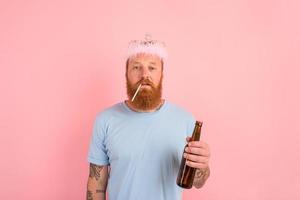 sério homem com barba e tatuagens atos gostar uma bêbado Princesa com Cerveja dentro mão foto
