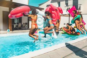 grupo do amigos dentro roupa de banho apreciar dentro uma natação piscina foto