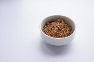 granola musli dentro uma tigela em branco fundo foto