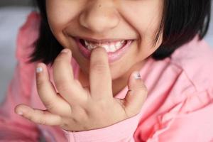 retrato do criança mostrando dela dentes foto