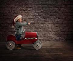 criança este jogar com dele carro espera para santa claus foto