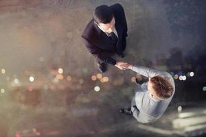 aperto de mãos o negócio pessoa dentro escritório. conceito do trabalho em equipe e parceria foto