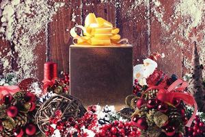 Natal presente caixa apresentado dentro a meio do Natal decorações em de madeira pranchas foto