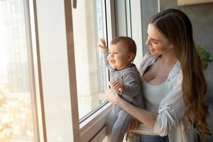 pequeno criança sorridente e feliz com mãe foto