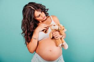 grávida mulher esperando uma criança carícias dela barriga foto