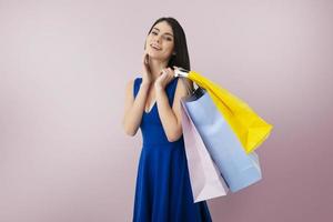 feliz mulher com compras bolsas dentro mão foto