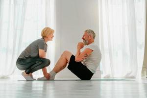 marido e esposa Faz ioga exercício juntos às casa foto