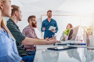 o negócio pessoas este trabalhos juntos dentro escritório. conceito do trabalho em equipe e parceria foto