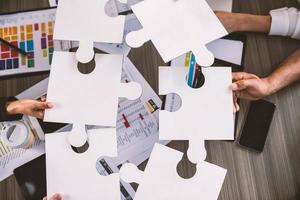 trabalho em equipe do parceiros. conceito do integração e comece com enigma peças foto