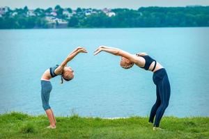 mãe e filha fazendo exercícios foto