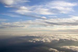 pôr do sol de alta altitude sobre a europa foto