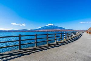 bela vista de mt. fuji do lago yamanakako, japão foto