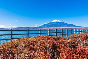 bela vista de mt. fuji do lago yamanakako, japão foto